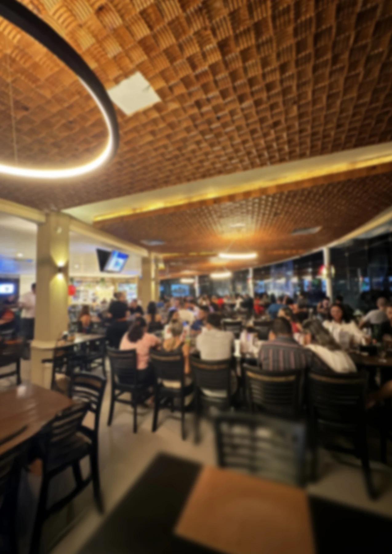 Salão do Riu Restaurante com mesas e iluminação acolhedora