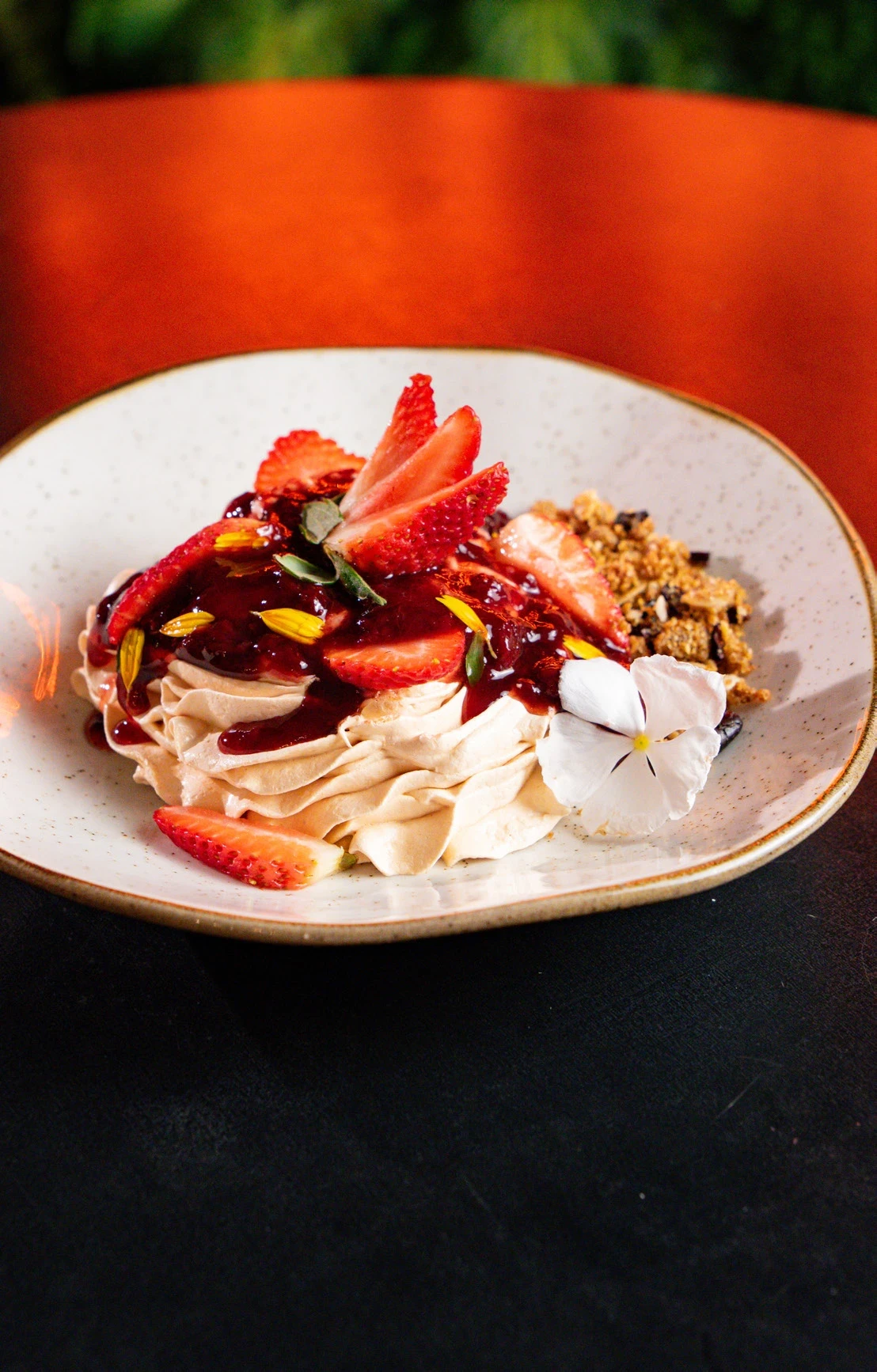 Pavlova do Riu com creme, geleia e morangos, fotografada para o cardápio